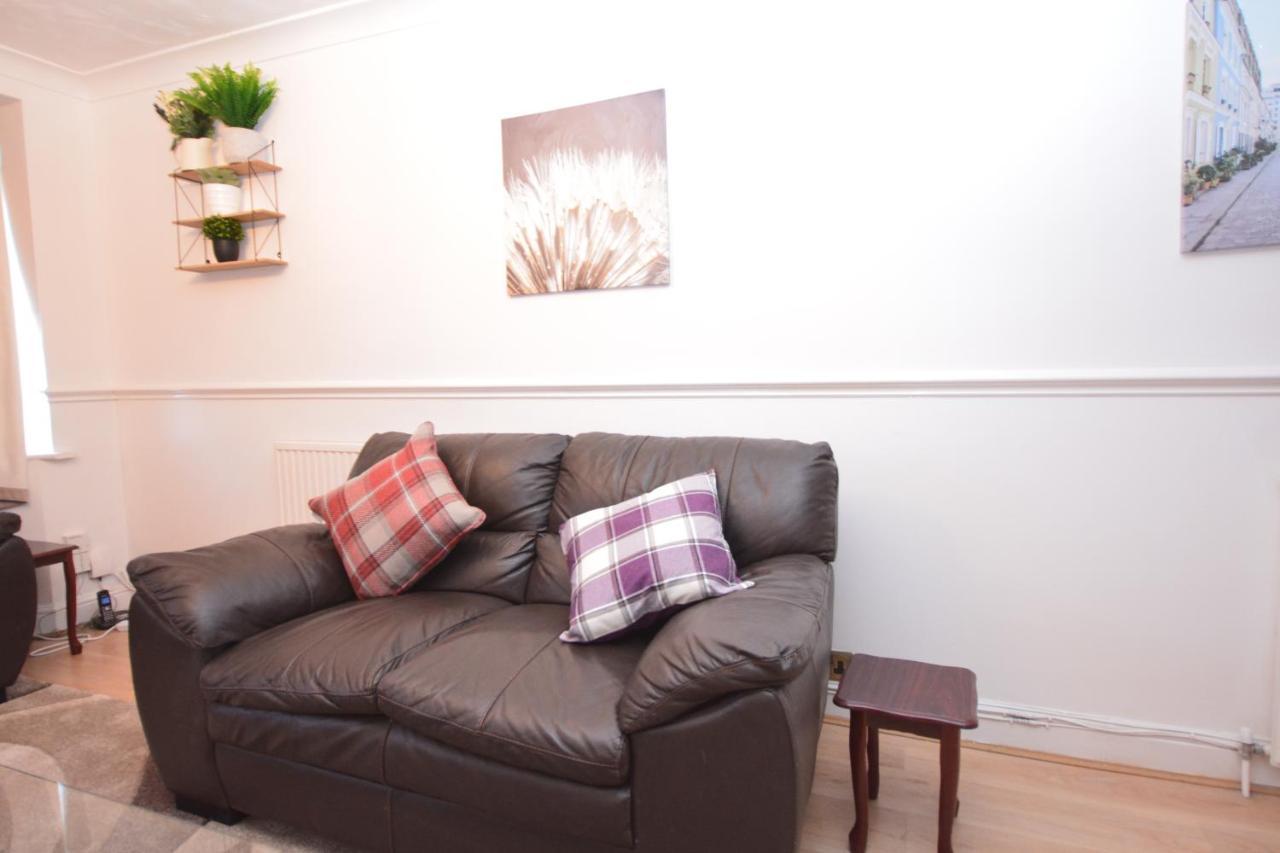 London Luxury 5 Bedroom House 2 Min Walk To The Tube Station Dagenham Exterior foto