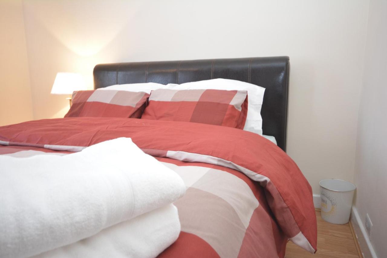 London Luxury 5 Bedroom House 2 Min Walk To The Tube Station Dagenham Exterior foto