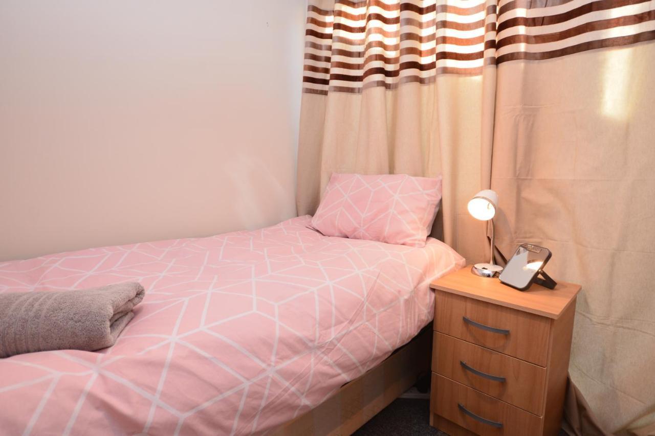 London Luxury 5 Bedroom House 2 Min Walk To The Tube Station Dagenham Exterior foto