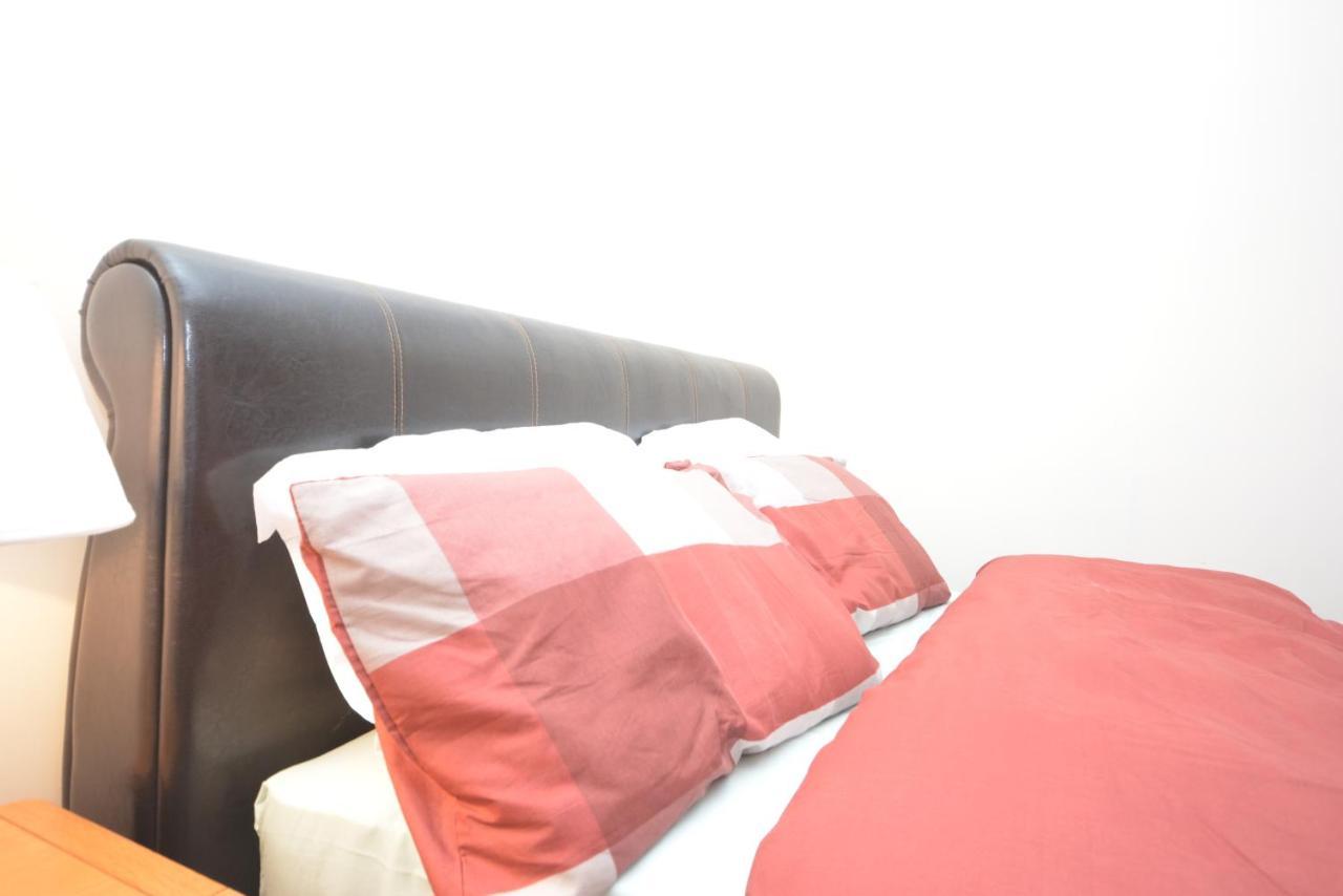 London Luxury 5 Bedroom House 2 Min Walk To The Tube Station Dagenham Exterior foto
