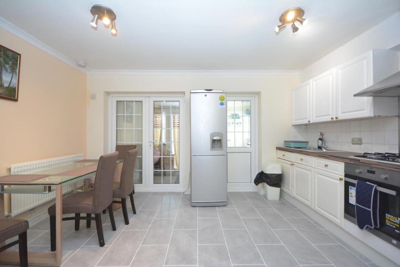 London Luxury 5 Bedroom House 2 Min Walk To The Tube Station Dagenham Exterior foto