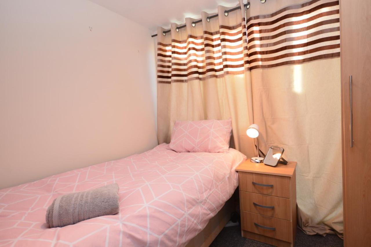 London Luxury 5 Bedroom House 2 Min Walk To The Tube Station Dagenham Exterior foto
