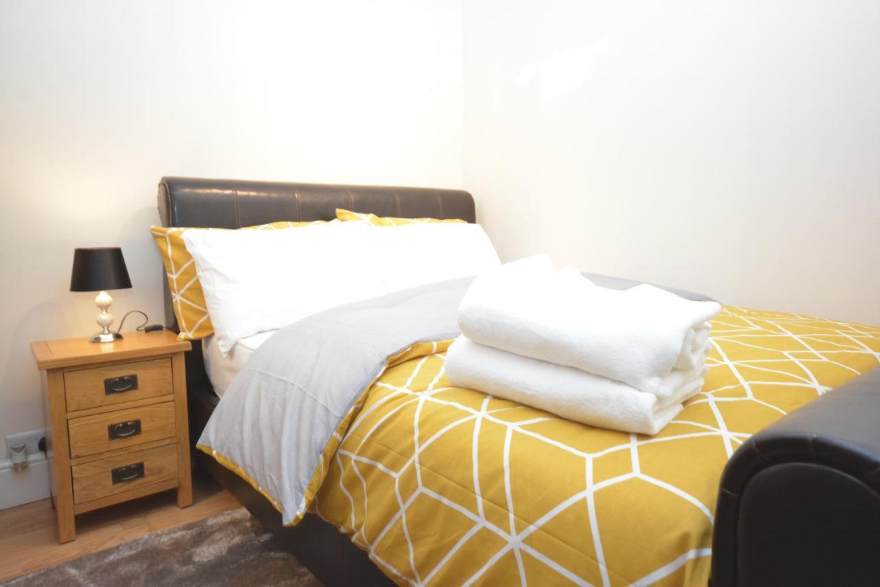 London Luxury 5 Bedroom House 2 Min Walk To The Tube Station Dagenham Exterior foto