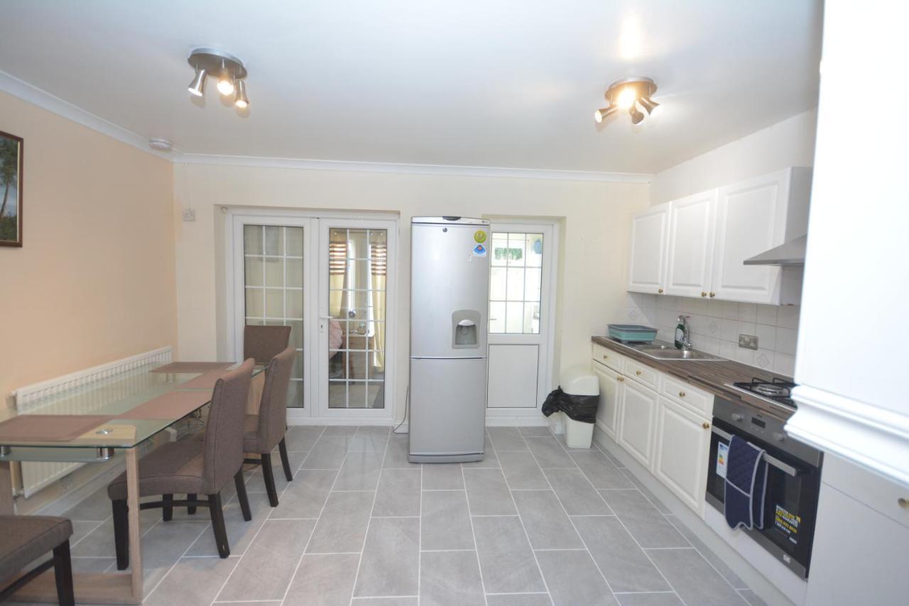 London Luxury 5 Bedroom House 2 Min Walk To The Tube Station Dagenham Exterior foto