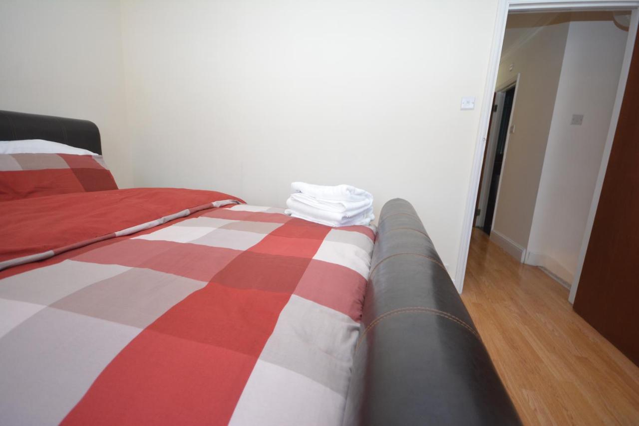 London Luxury 5 Bedroom House 2 Min Walk To The Tube Station Dagenham Exterior foto