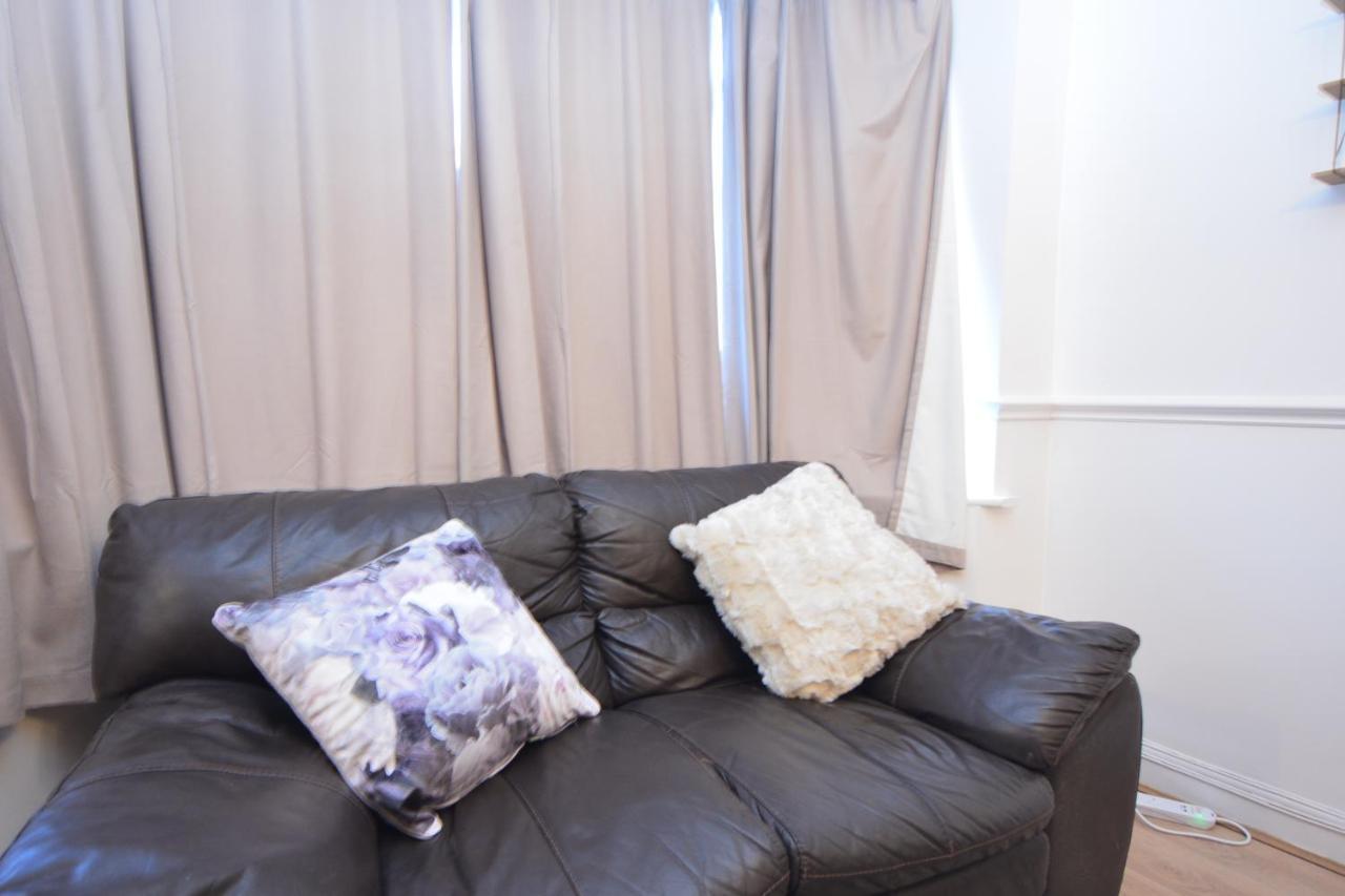 London Luxury 5 Bedroom House 2 Min Walk To The Tube Station Dagenham Exterior foto