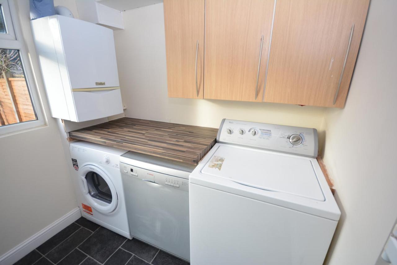 London Luxury 5 Bedroom House 2 Min Walk To The Tube Station Dagenham Exterior foto
