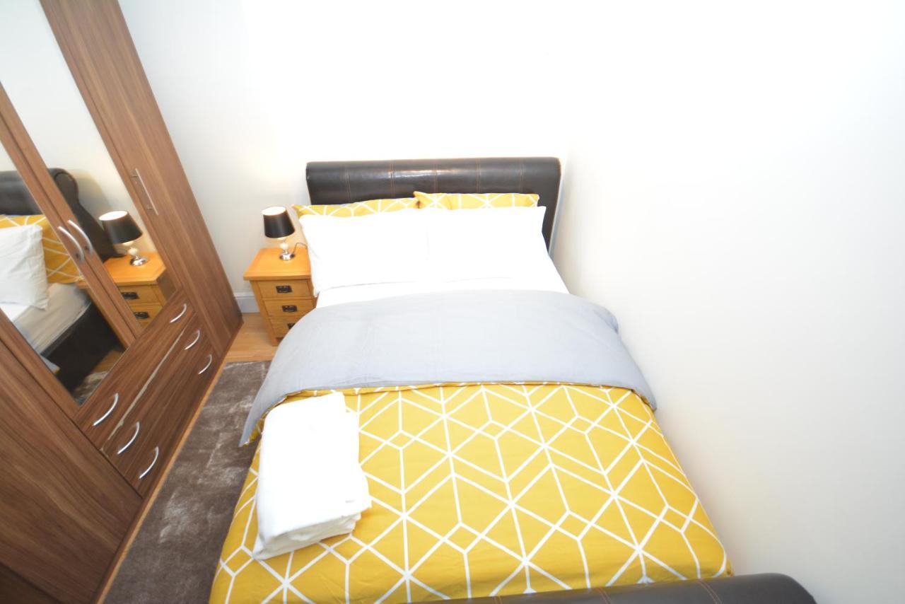 London Luxury 5 Bedroom House 2 Min Walk To The Tube Station Dagenham Exterior foto